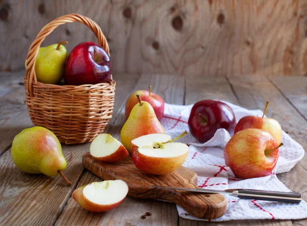 Peras frescas maduras y manzanas sobre mesa de madera. Enfoque selectivo — Foto de Stock