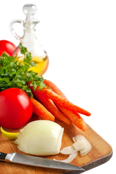 Cebolla, tomate, zanahorias y perejil fresco en una tabla de cortar . —  Fotos de Stock