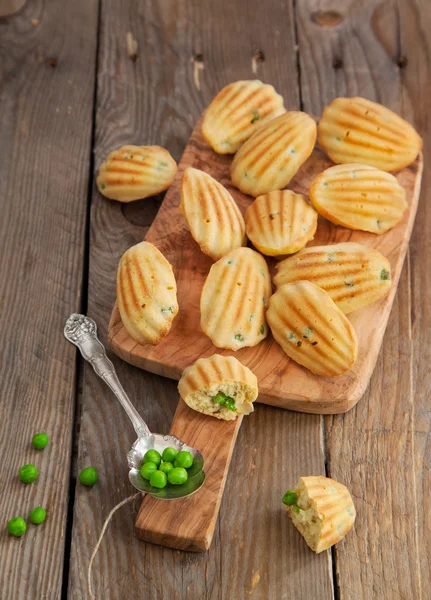 Appetizers Madeleine with green peas — Stock Photo, Image
