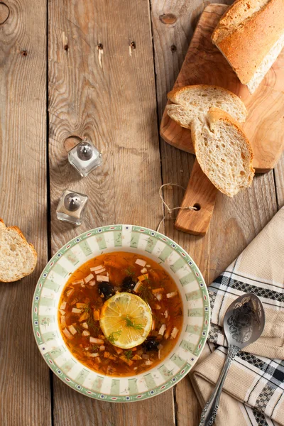 Solyanka, sopa rusa con carne, salchichas, aceitunas y encurtidos —  Fotos de Stock