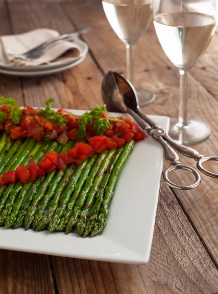 Grilled asparagus, served with a tomato vinaigrette — Stock Photo, Image