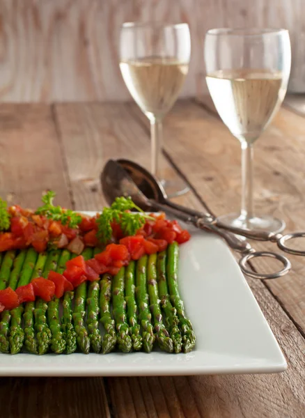 Grilled asparagus, served with a tomato vinaigrette — Stock Photo, Image