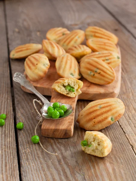 Appetizers Madeleine with green peas. Selective focus — Stock Photo, Image