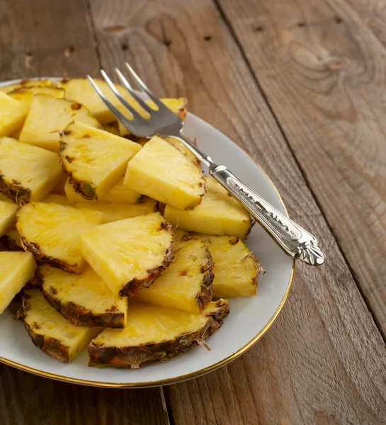 Ananas plátky na desce — Stock fotografie