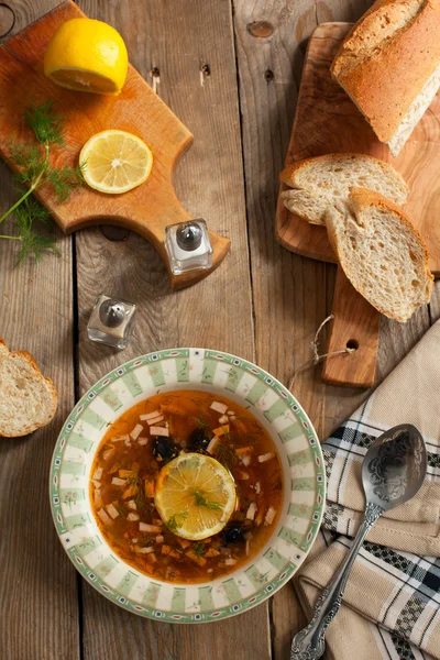 Solyanka, sopa russa com carne, salsicha, azeitonas e picles — Fotografia de Stock