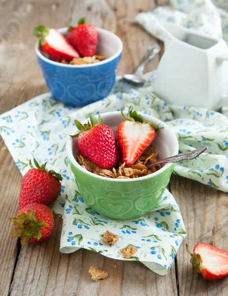 Desayuno saludable. Cereales integrales y fresas frescas . — Foto de Stock