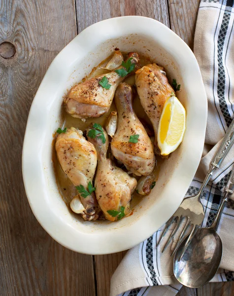Roasted chicken legs with lemon and garlic — Stock Photo, Image