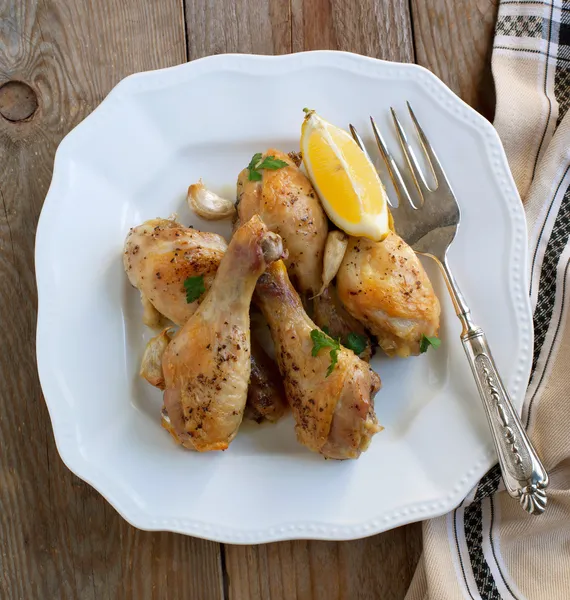 Gebraden kip benen met citroen en knoflook — Stockfoto