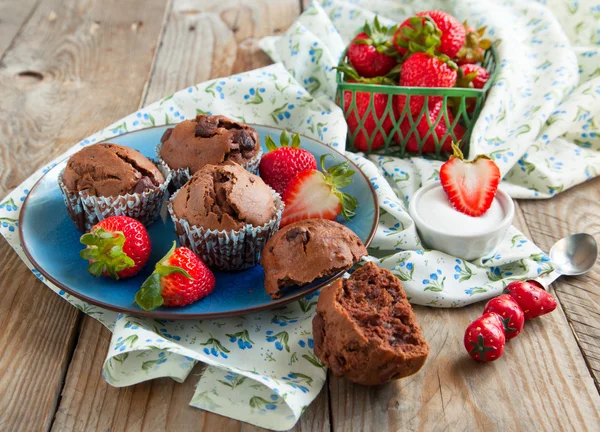 Muffins de chocolate frescos. Foco seletivo — Fotografia de Stock