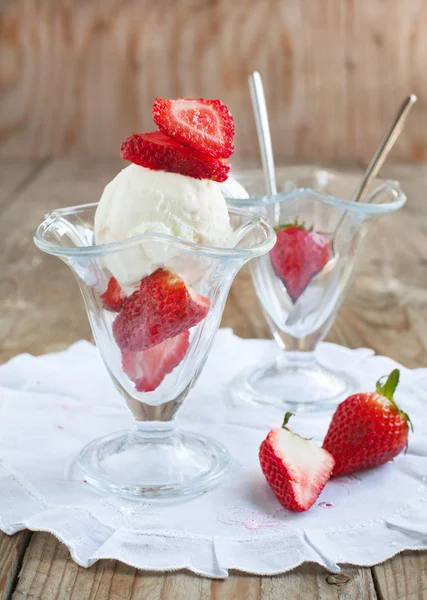 Vanilla ice cream with strawbberies — Stock Photo, Image