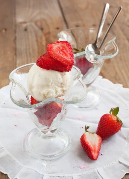 Vanilla ice cream with strawbberies — Stock Photo, Image