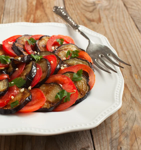 Gegrilde aubergines met verse tomaten en knoflook — Stockfoto