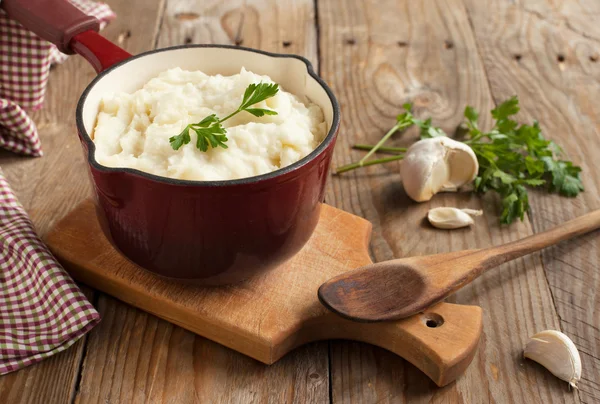 Puré de papas con ajo al horno y perejil fresco picado Imágenes de stock libres de derechos