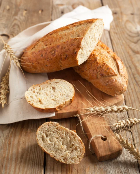 Bütün tahıl ekmeği (9 tahıl ekmeği) — Stok fotoğraf
