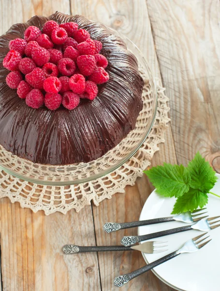 Schokoladenkuchen mit Himbeeren — Stockfoto