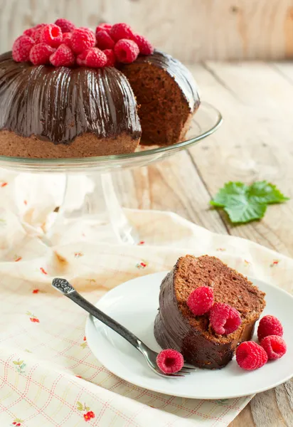 Gâteau au chocolat aux framboises. Concentration sélective — Photo