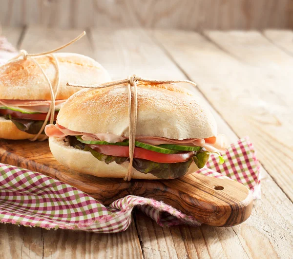 Sandwiches con mortadela y verduras — Foto de Stock