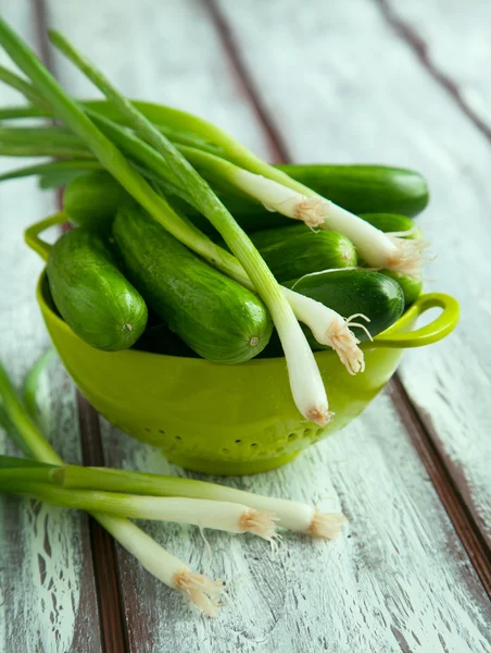 Verse komkommers en groene uien — Stockfoto