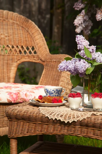 Ontbijt in de tuin — Stockfoto