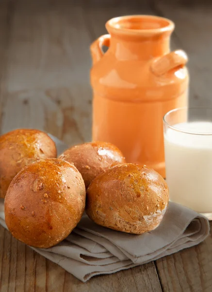 Verse rogge broodjes en melk — Stockfoto