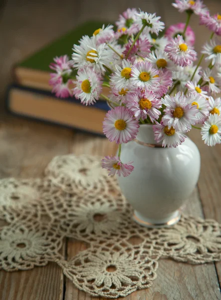 Bouquet of flowers with books. Selective focus — Stock Photo, Image