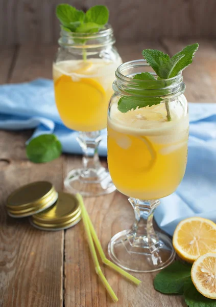 Cold fresh lemonade. Selective focus — Stock Photo, Image