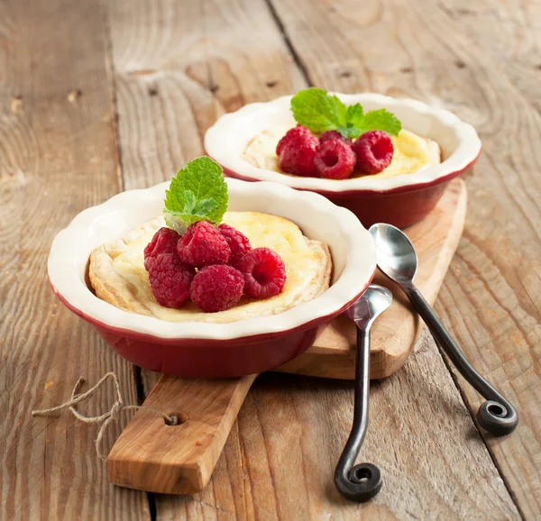 Ricotta Cheese Tartlets with raspberries — Stock Photo, Image