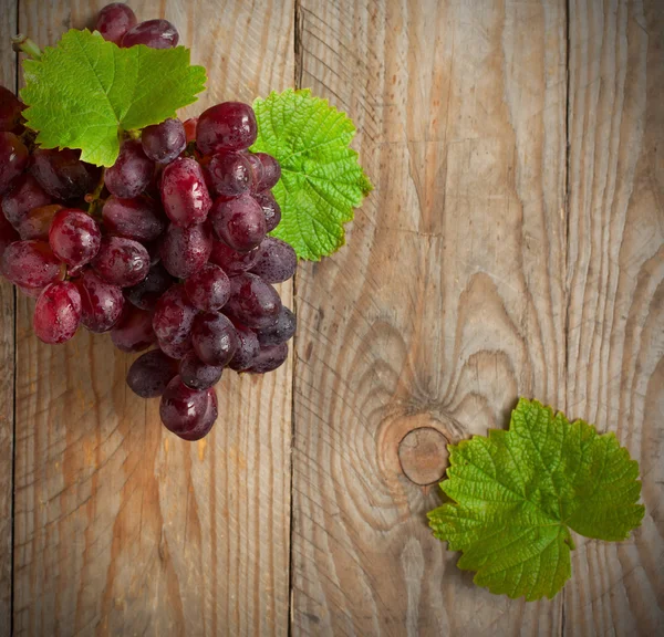 Uvas sobre um fundo de madeira — Fotografia de Stock