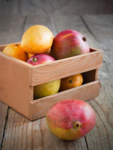 Färsk mango i trälåda — Stockfoto