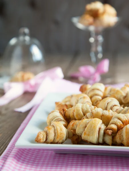 Rugelach with cinnamon and sugar filling in bowl — Stock Photo, Image