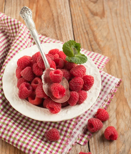 신선한 딸기 접시에. 선택적 초점 — 스톡 사진
