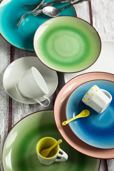 Разноцветные тарелки и чашки — стоковое фото