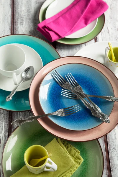 Разноцветные тарелки и чашки — стоковое фото