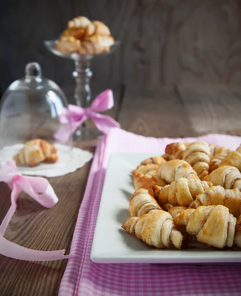 Rugelach met kaneel en suiker kom in te vullen — Stockfoto