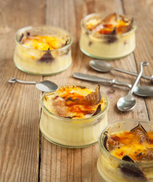 Creme brulee - Brulled figs and honey. Selective focus. — Stock Photo, Image