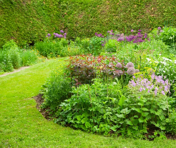 Kleurrijke aangelegde formele tuin. selectieve aandacht. — Stockfoto
