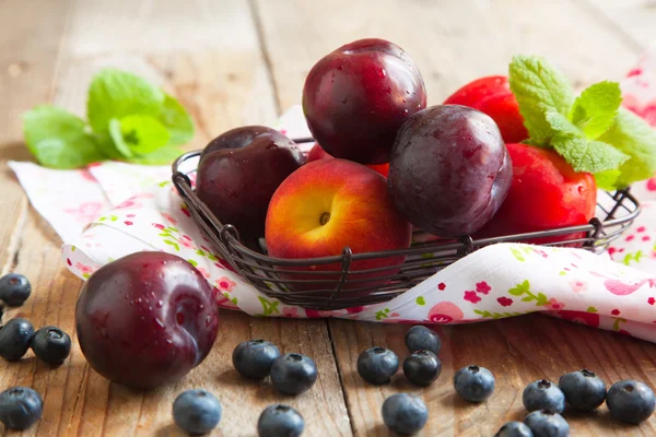 Frutas e bagas frescas. Foco seletivo — Fotografia de Stock