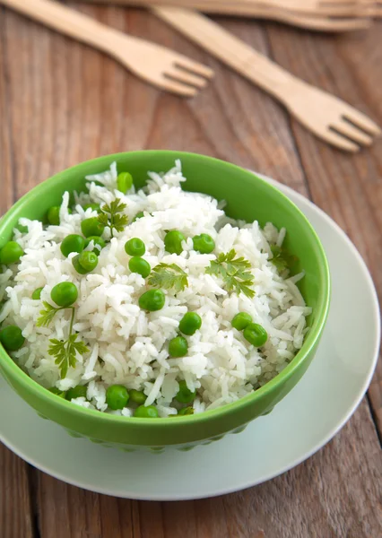 Reis mit grünen Erbsen — Stockfoto