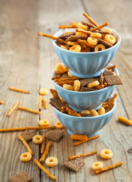 Mezcla de bocadillos. Dulce salado para aperitivos . — Foto de Stock