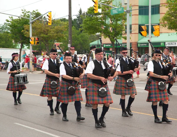 AURORA, ONTARIO, CANADA- JULHO 1: Irishmen in their kilt playing their bagpipes during the Canada Day Parade at part of Young Street in Aurora, Canada on July 1, 2013 — Fotografia de Stock