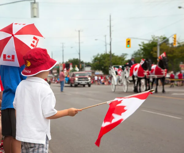Çocuklar woching Kanada günü yürüyüşü. Aurora, ontario, Kanada. — Stok fotoğraf