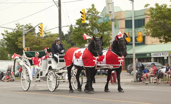 AURORA, ONTARIO, CANADA- JULHO 1: Canada Day Parade at part of Young Street in Aurora, Canada on July 1, 2013 — Fotografia de Stock