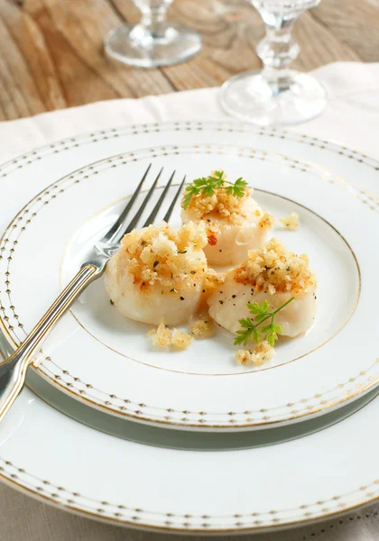 Baked scallops with herbal crumbls — Stock Photo, Image