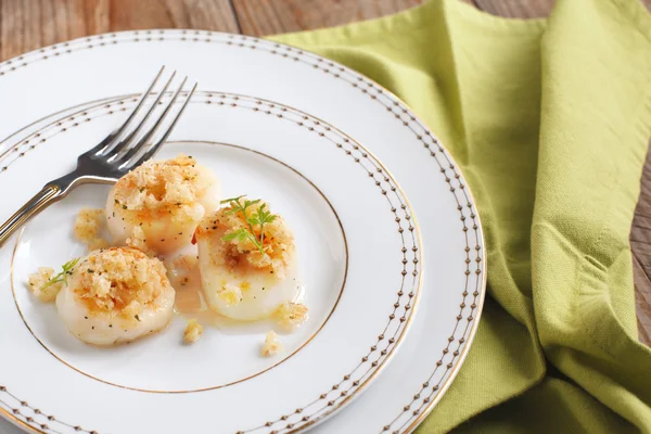 Baked scallops with herbal crumbls — Stock Photo, Image