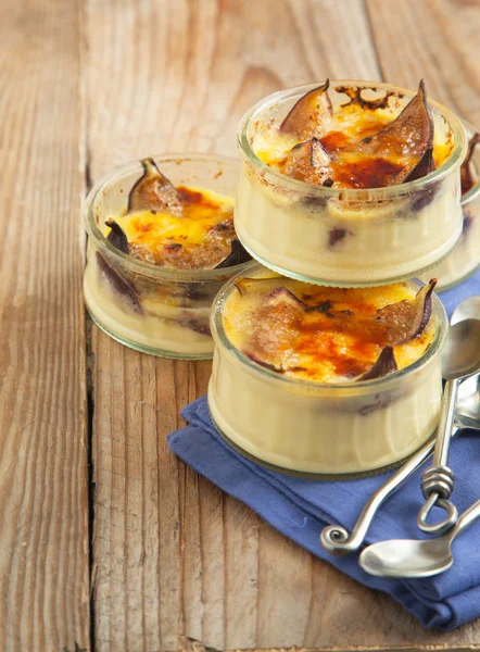 Crème brûlée - brulled fikon och honung. selektiv inriktning. — Stockfoto