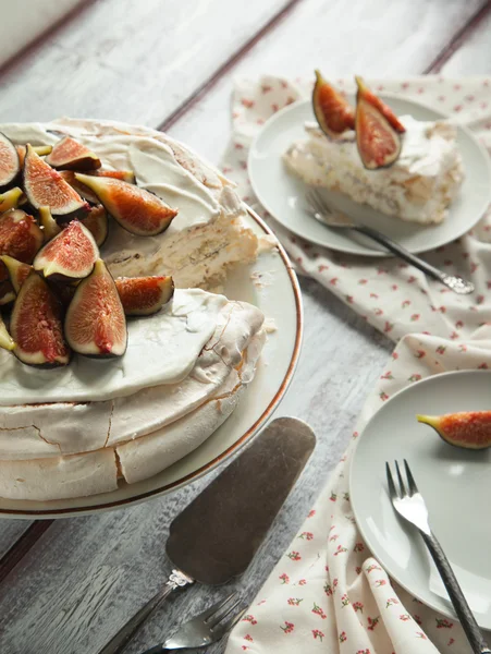 Meringue cake with fresh figs — Stock Photo, Image