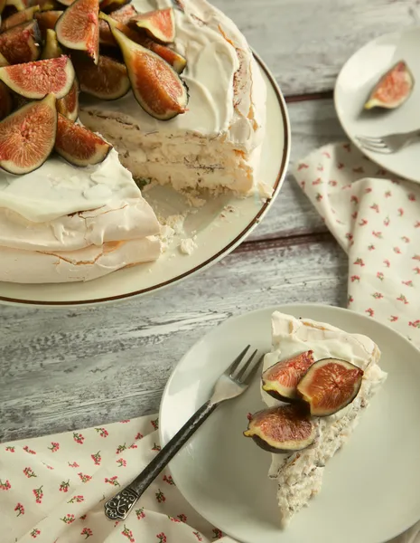 Meringue cake with fresh figs. Selective focus — Stock Photo, Image