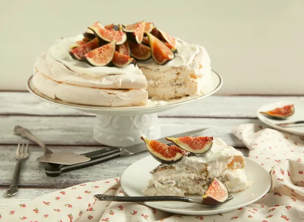 Meringue cake with fresh figs. Selective focus — Stock Photo, Image