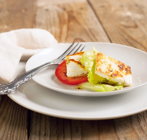 Salad keju Halloumi goreng dan tomat — Stok Foto