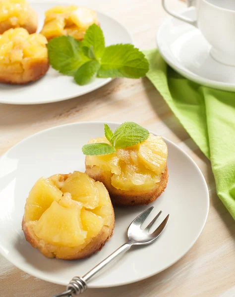 Individuele ananas ondersteboven taarten. selectieve aandacht — Stockfoto